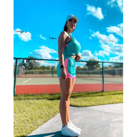 Shorts duplo com recortes e cores