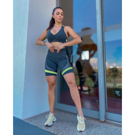 Shorts meia coxa com recortes e cores