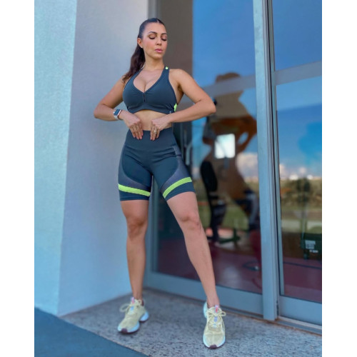 Shorts meia coxa com recortes e cores